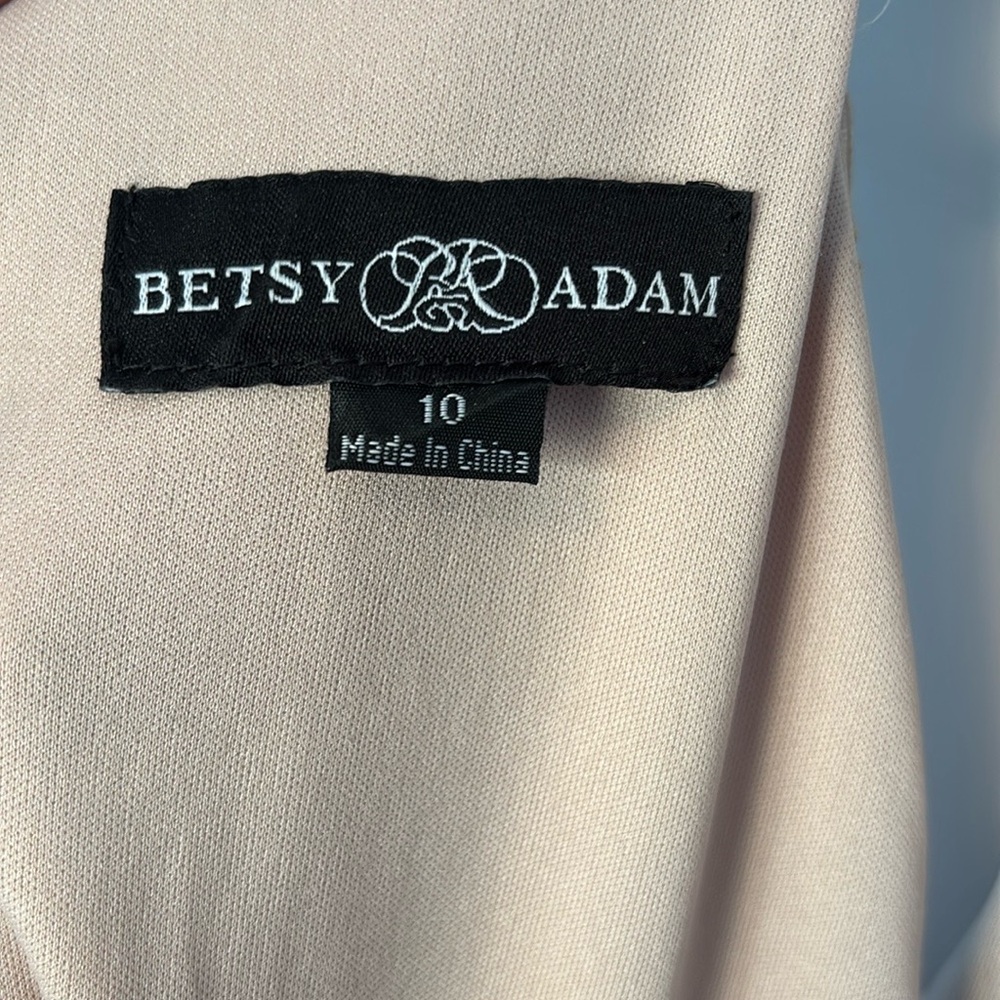 Betsy & Adam
Sequin floral
Champagne/Gold - Picture 4 of 12